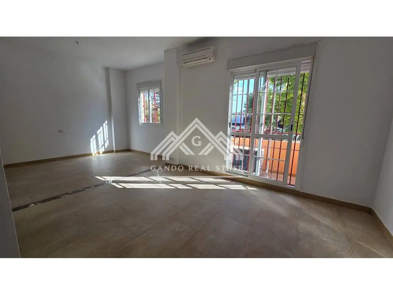 Vista exterior de Casa adosada en venda en Dos Hermanas amb Aire condicionat i Jardí privat