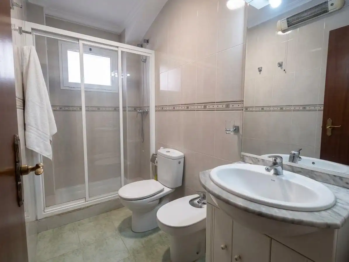 Badezimmer von Wohnung zum Verkauf in Elche / Elx mit Klimaanlage und Balkon