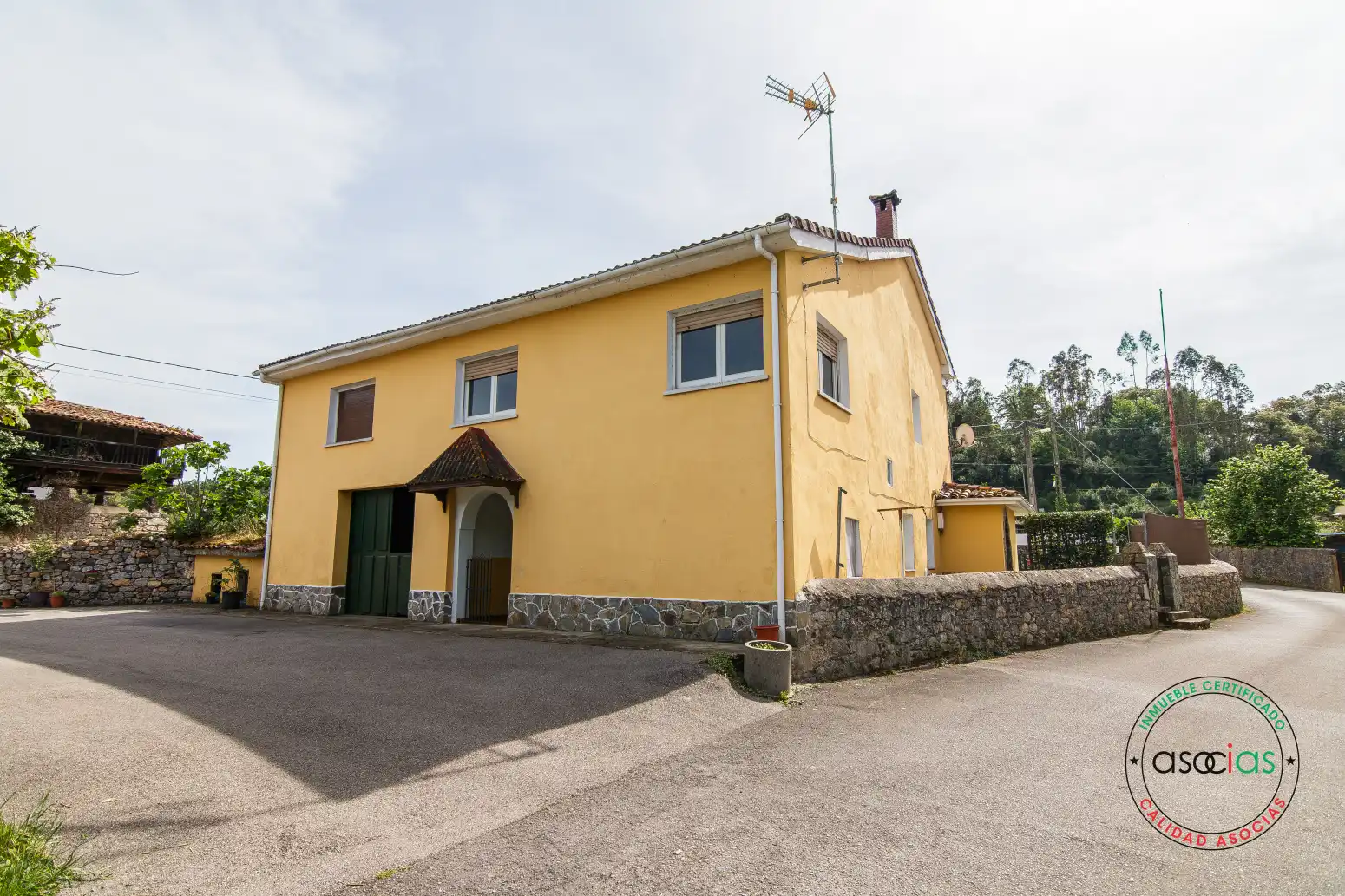Vista exterior de Casa o chalet en venta en Las Regueras   con Calefacción y Jardín privado