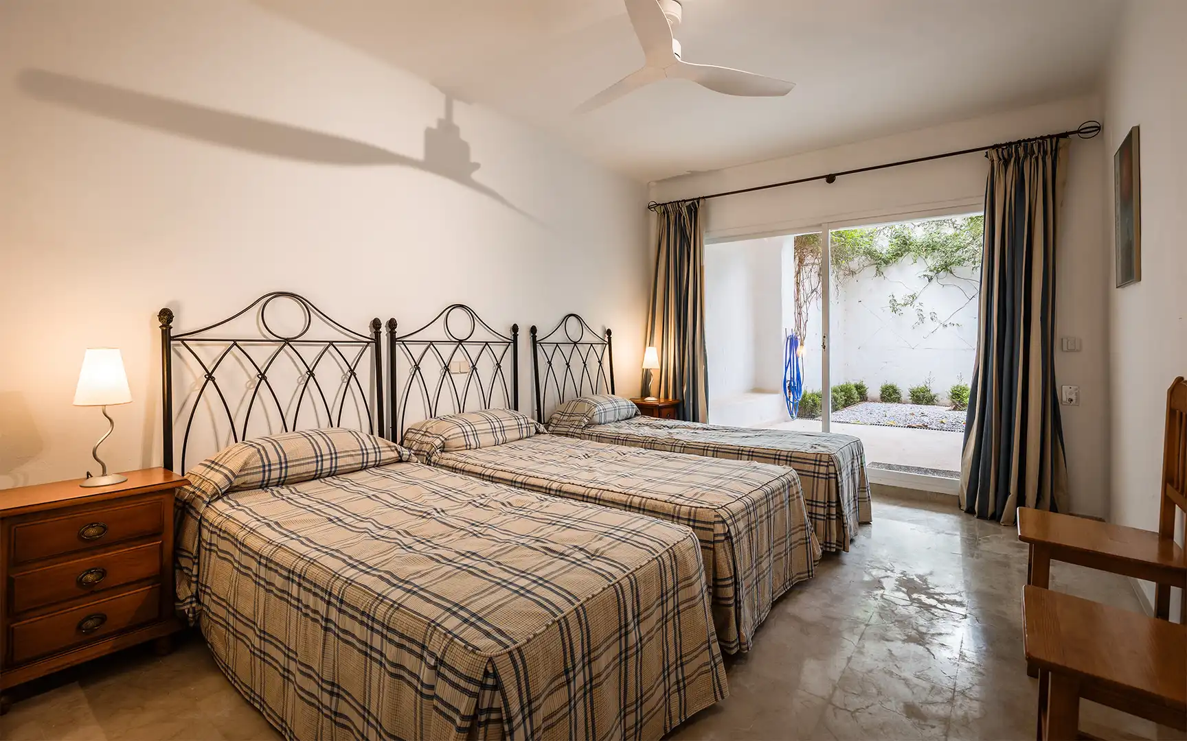Habitación de Planta baja en venta en Marbella con Aire acondicionado, Jardín privado y Terraza