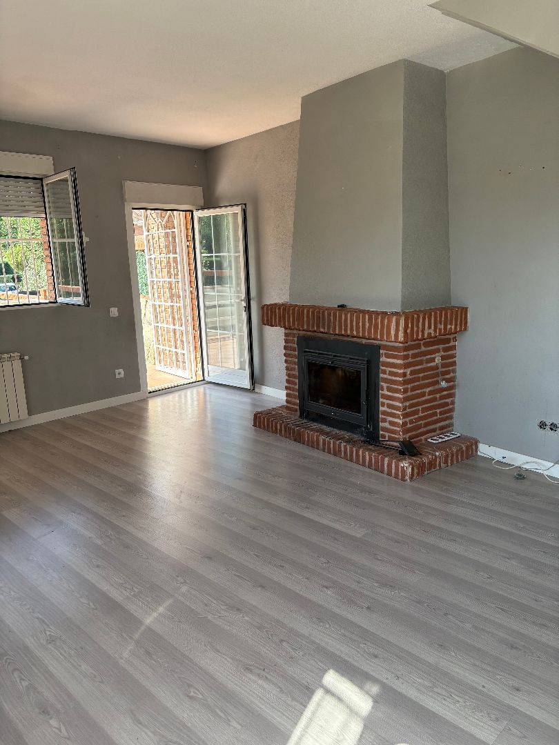 Sala d'estar de Casa adosada en venda en Navacerrada amb Calefacció, Jardí privat i Terrassa