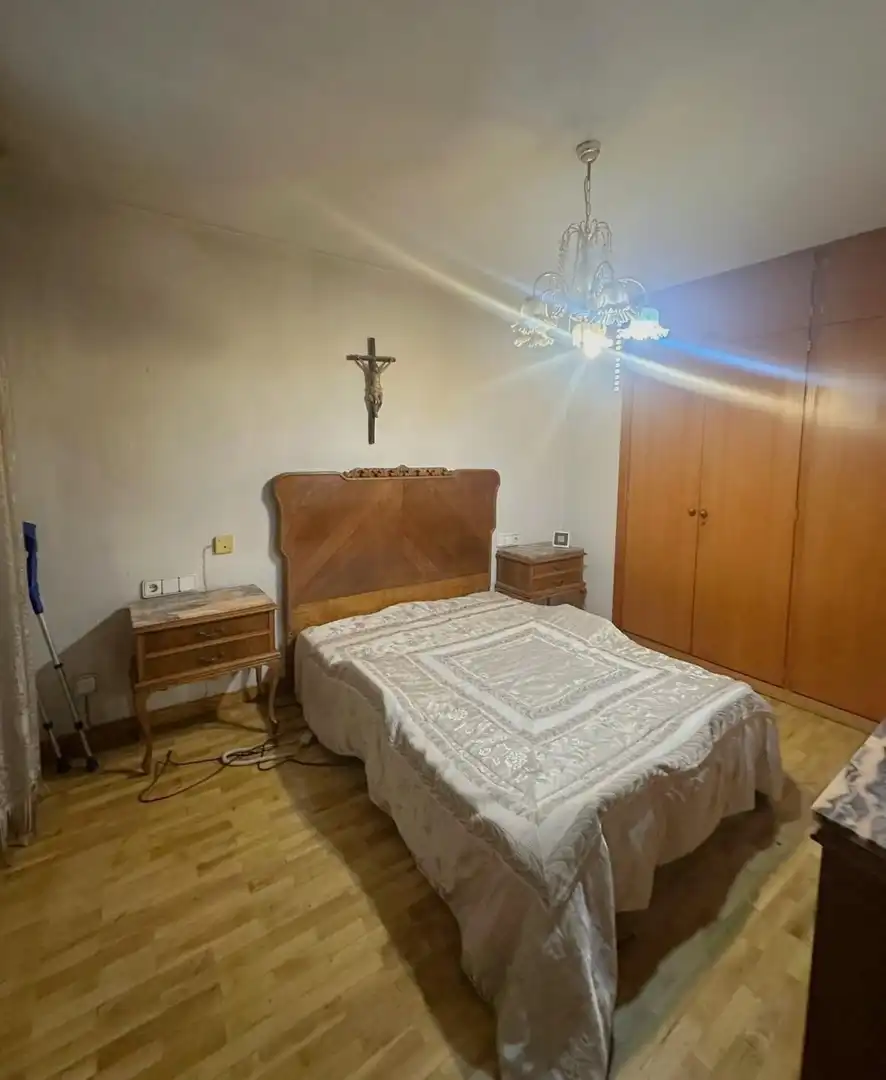 Dormitori de Pis en venda en León Capital  amb Calefacció, Parquet i Terrassa