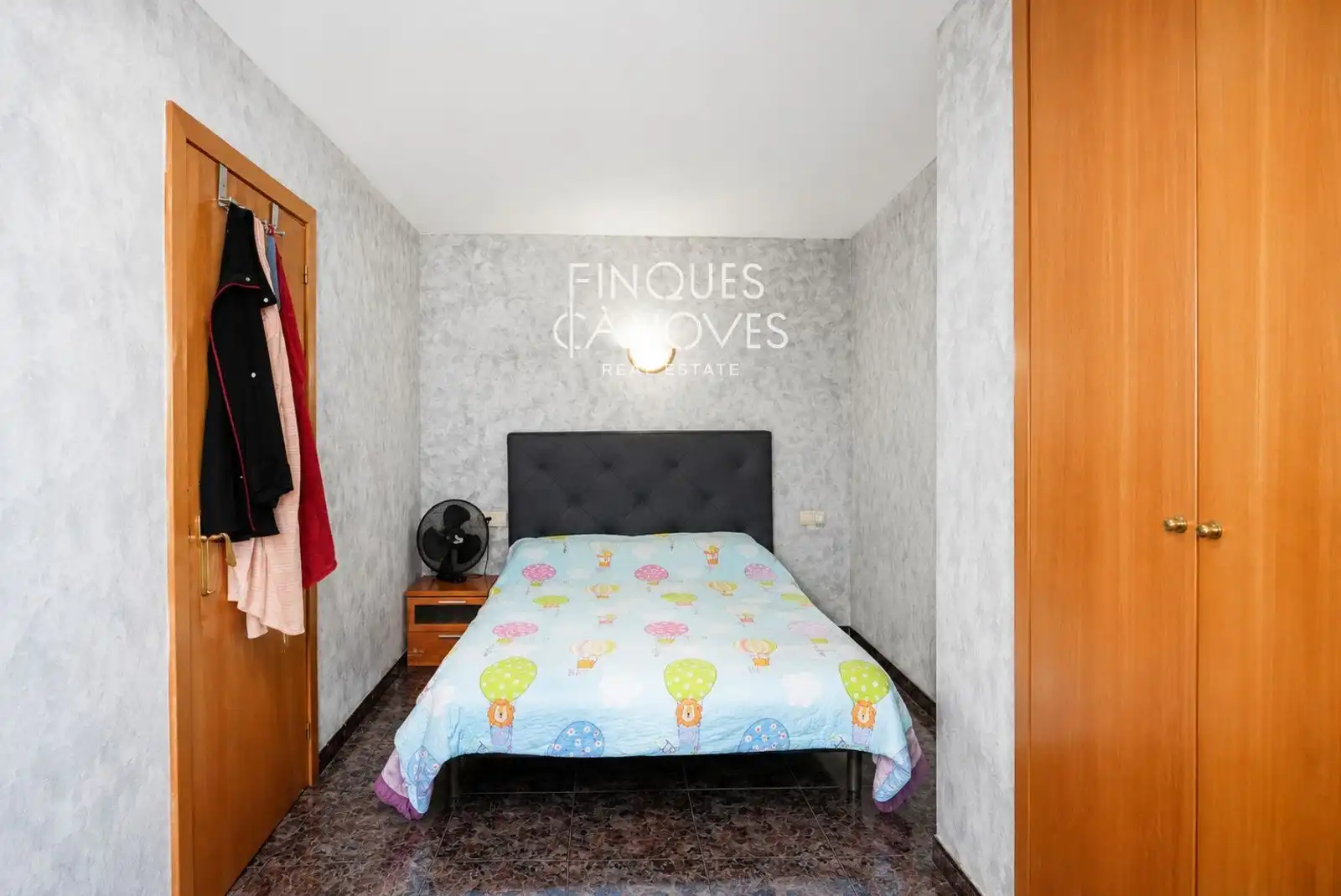 Schlafzimmer von Wohnung zum Verkauf in Salt mit Heizung, Terrasse und Möbliert