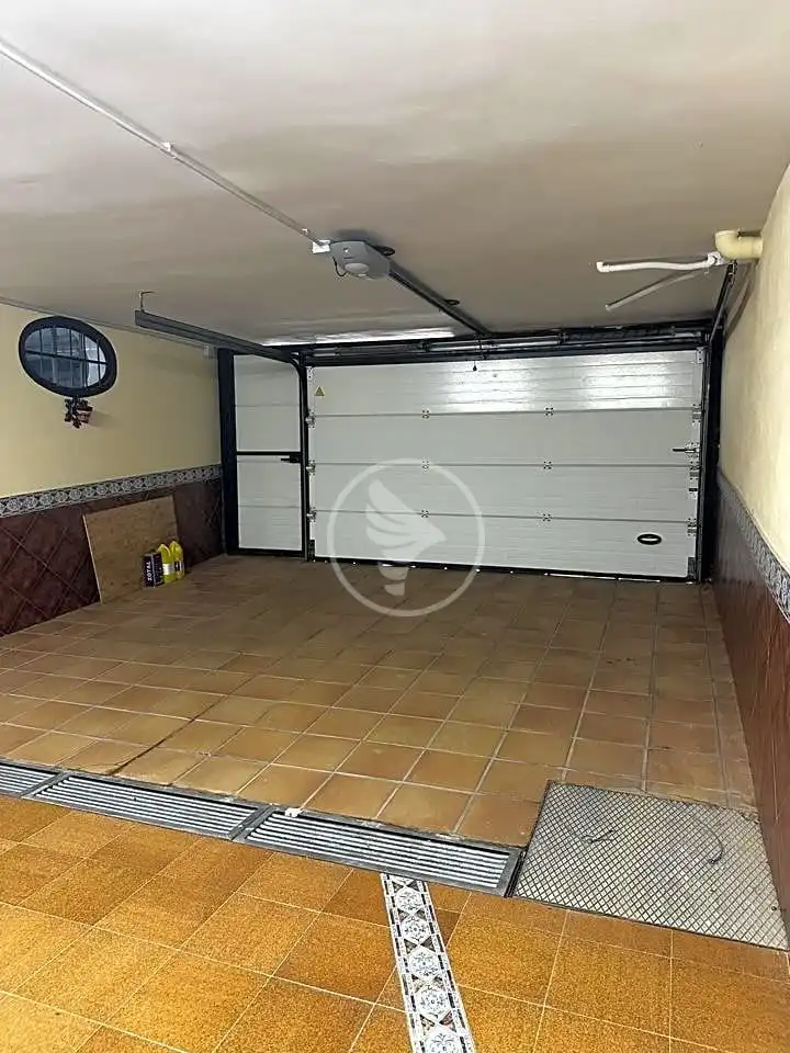 Aparcament de Casa o xalet en venda en Linares amb Aire condicionat, Calefacció i Jardí privat