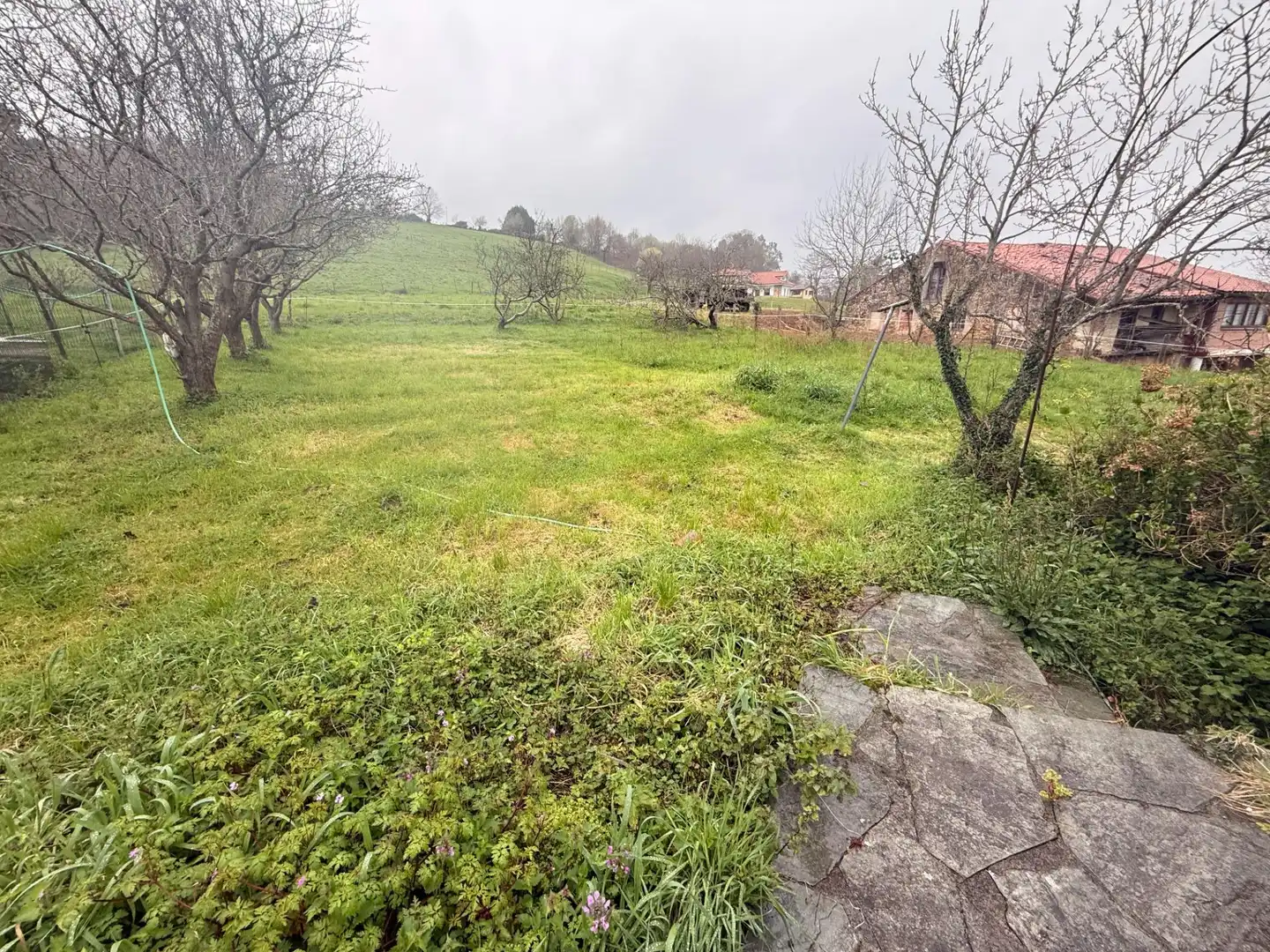 Einfamilien-Reihenhaus zum Verkauf in Rasines mit Privatgarten, Terrasse und Abstellraum
