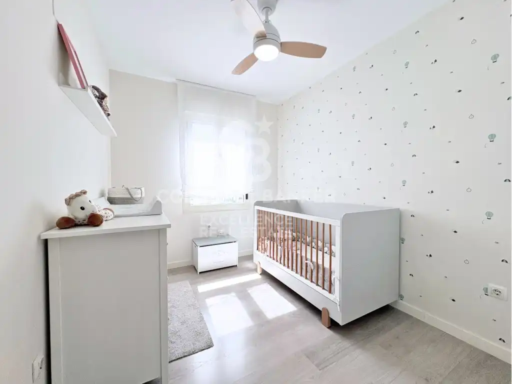 Bedroom of Flat for sale in Valencia  with Air Conditioner, Terrace and Community pool