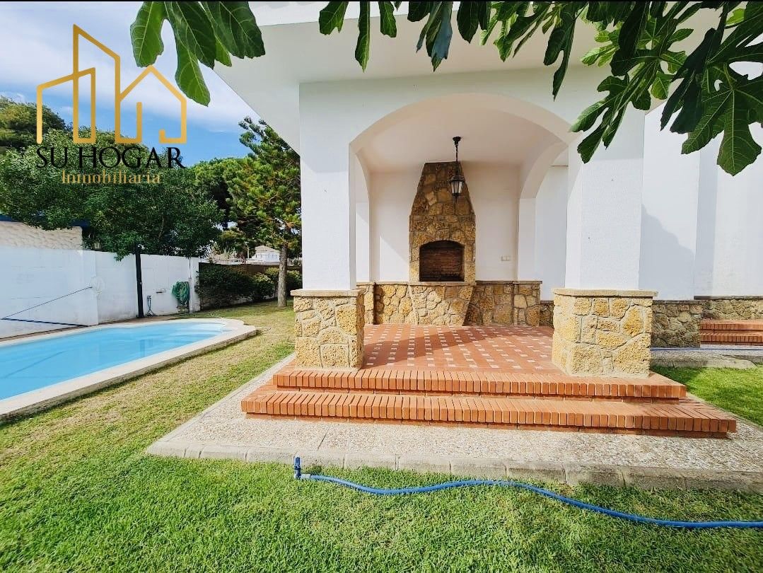 Vista exterior de Casa o xalet en venda en Rota amb Aire condicionat, Terrassa i Piscina