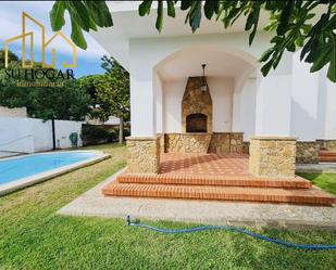 Vista exterior de Casa o xalet en venda en Rota amb Aire condicionat, Terrassa i Piscina