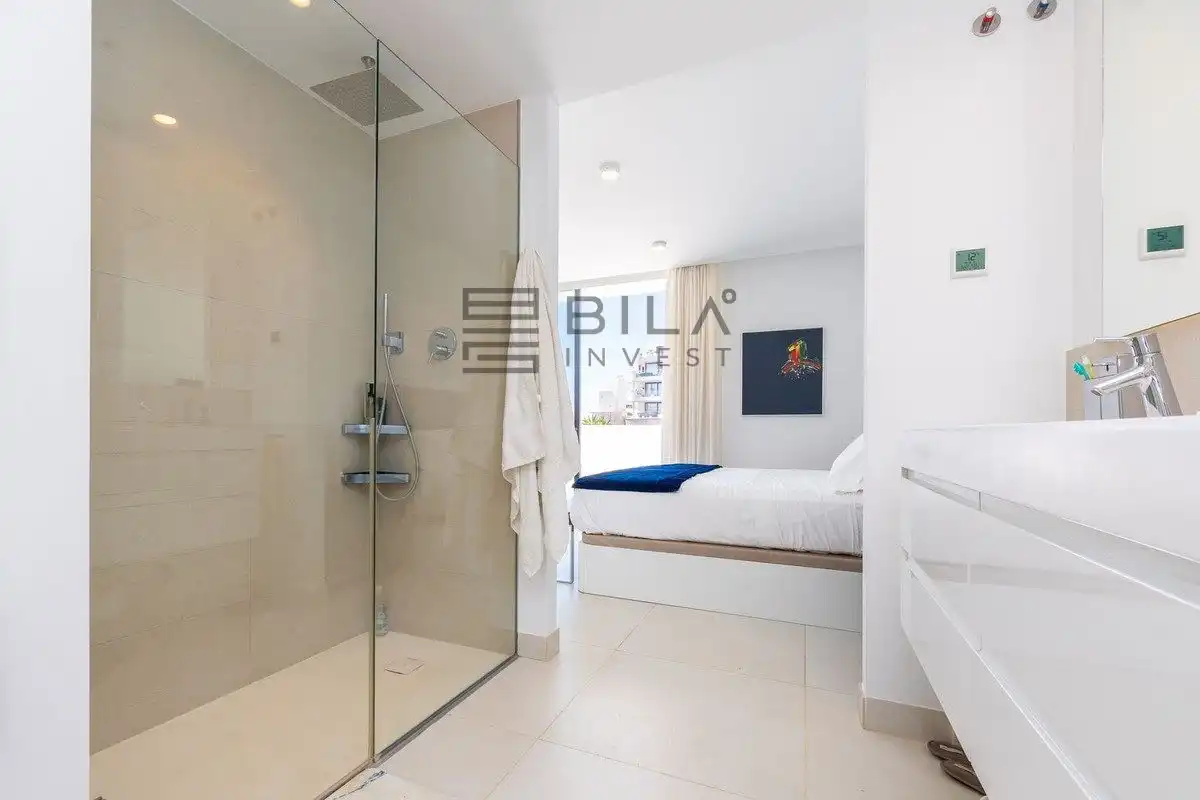 Bathroom of Attic for sale in Fuengirola  with Air Conditioner, Terrace and Storage room