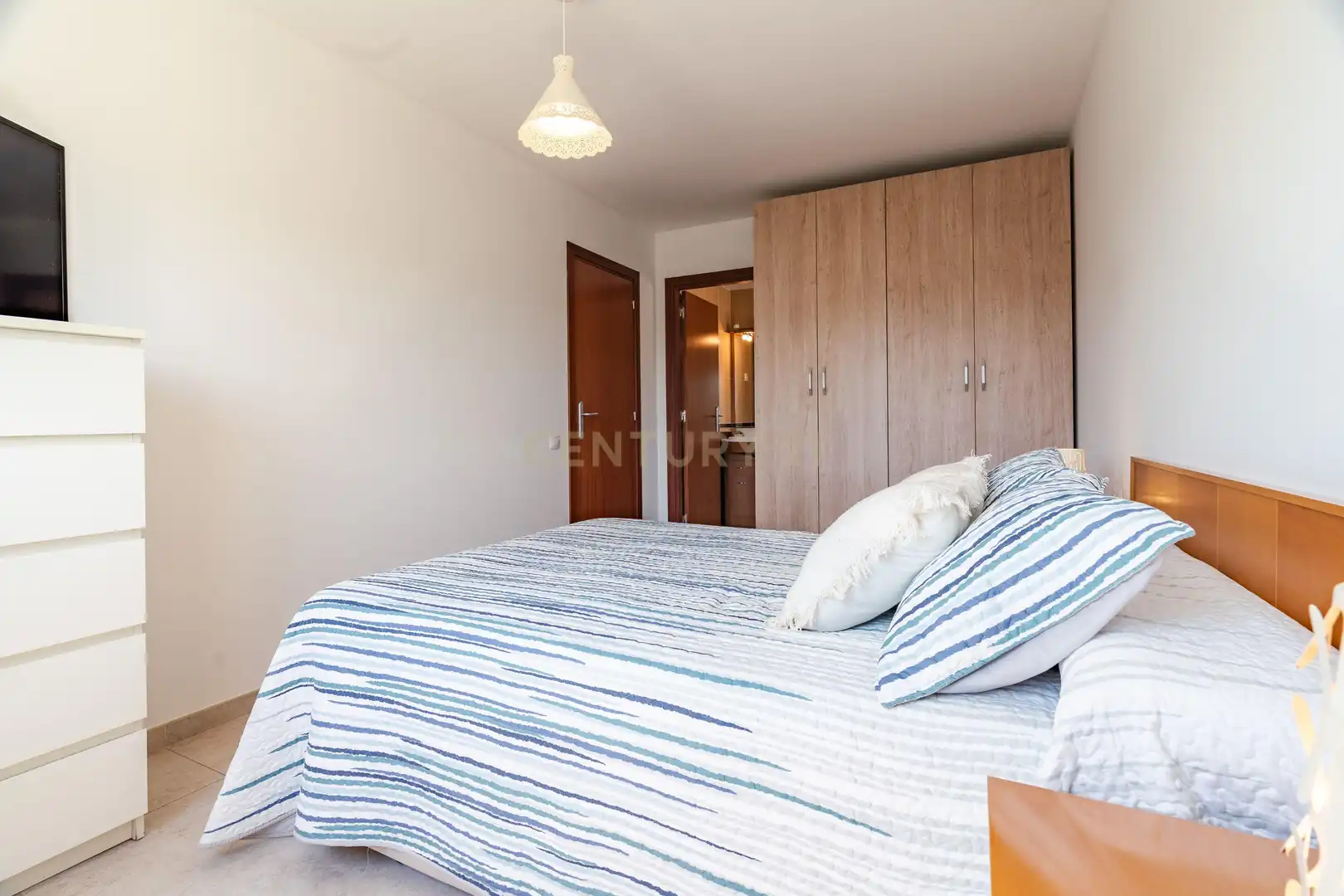 Schlafzimmer von Einfamilien-Reihenhaus zum Verkauf in Vila-rodona mit Privatgarten und Ofen