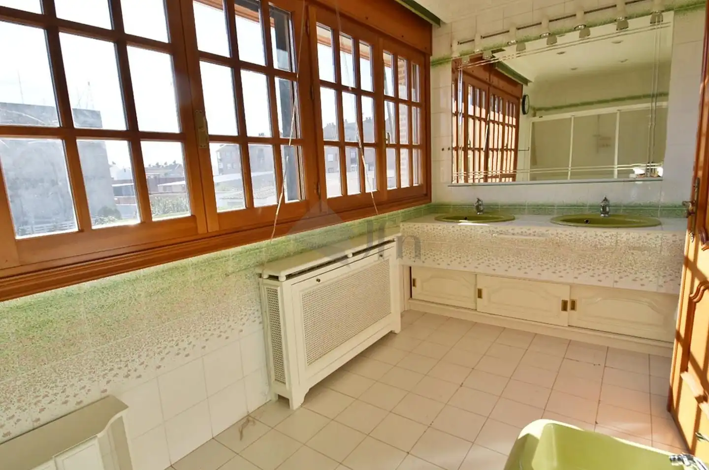 Bany de Casa o xalet en venda en Íscar amb Calefacció, Parquet i Piscina