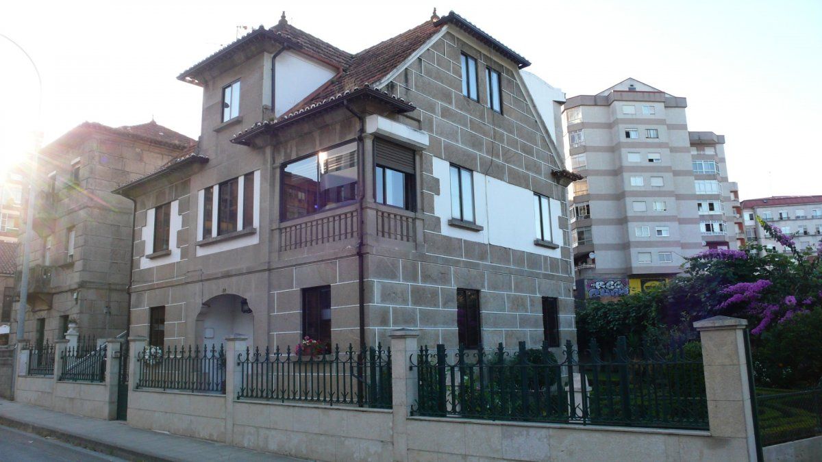 Vista exterior de Casa o xalet en venda en Vigo  amb Jardí privat i Balcó