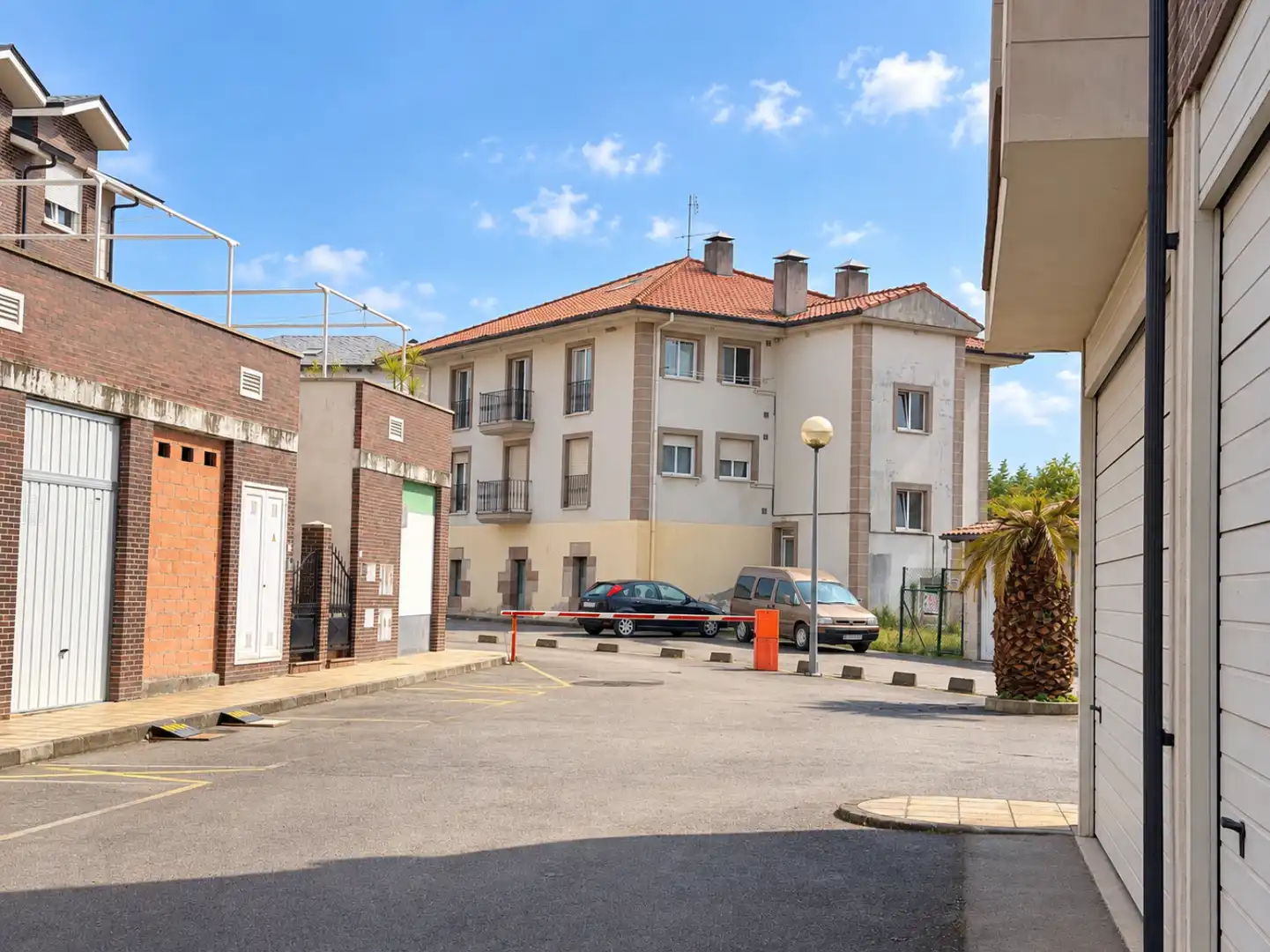 Vista exterior de Pis en venda en Oviedo  amb Calefacció, Parquet i Balcó