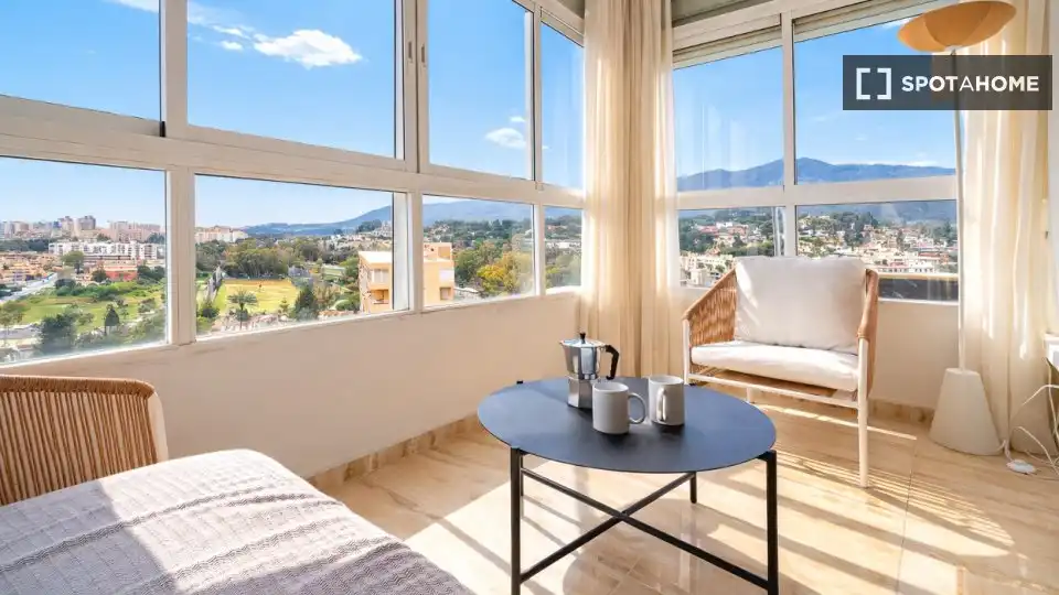 Habitación de Estudio para compartir en Torremolinos con Aire acondicionado, Terraza y Amueblado