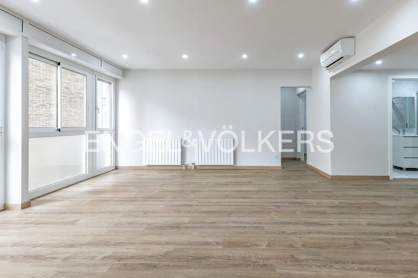Sala d'estar de Pis en venda en Barcelona amb Aire condicionat, Calefacció i Parquet