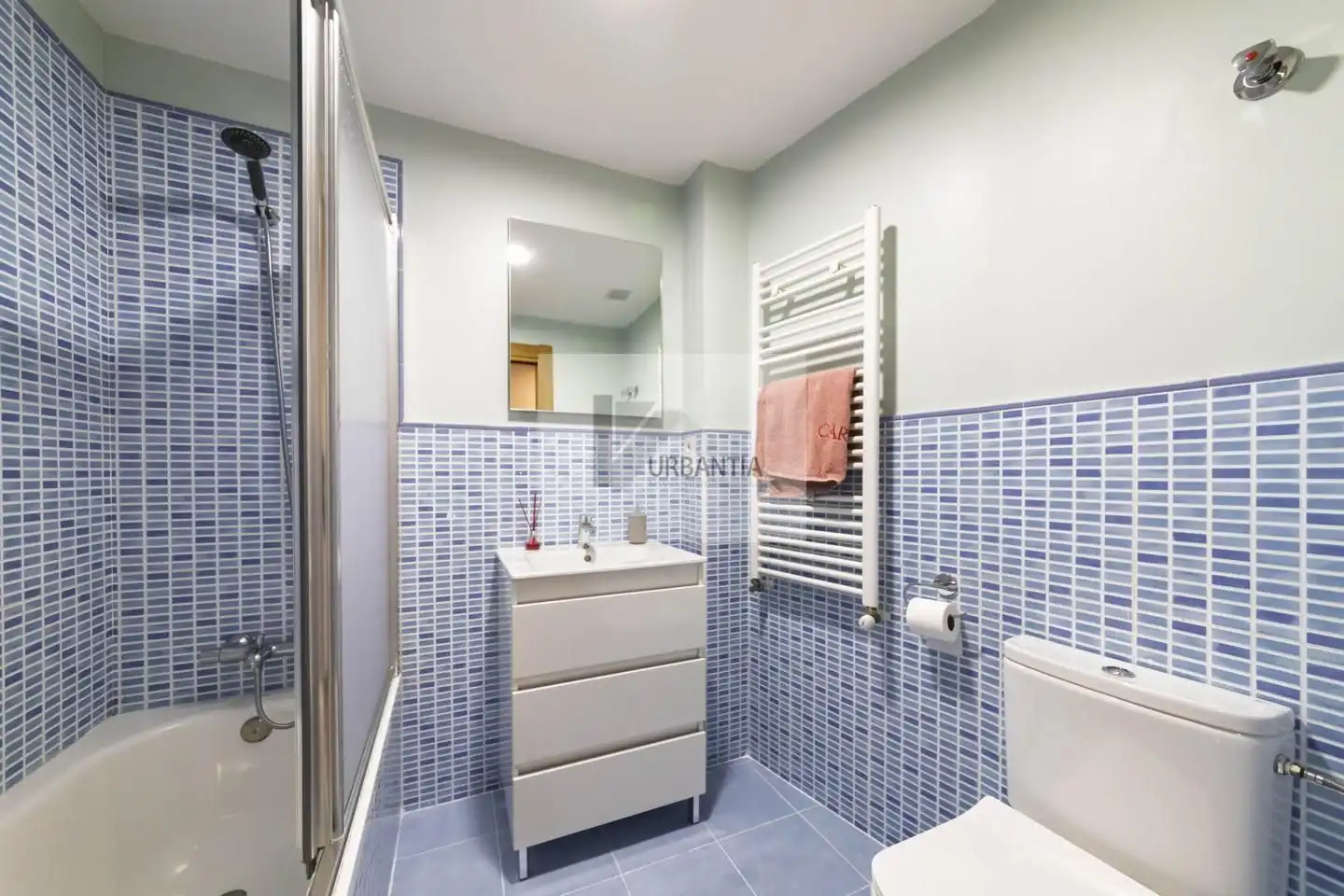 Bathroom of Flat for sale in Iza / Itza  with Heating, Parquet flooring and Storage room