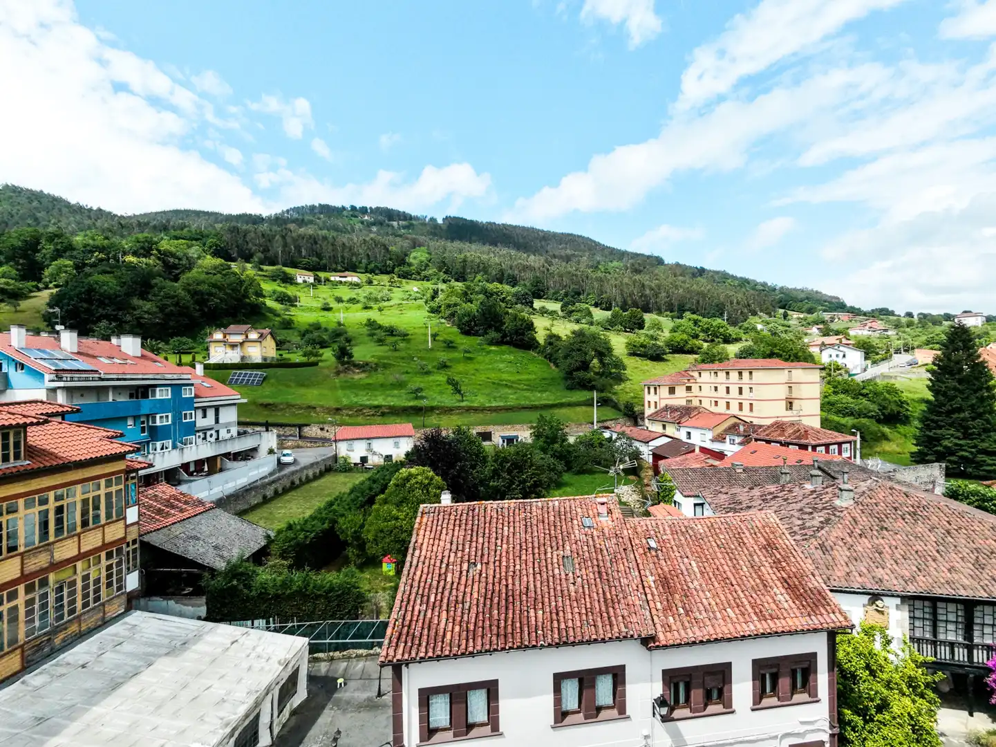 Vista exterior de Casa o xalet en venda en Salas amb Calefacció, Parquet i Moblat