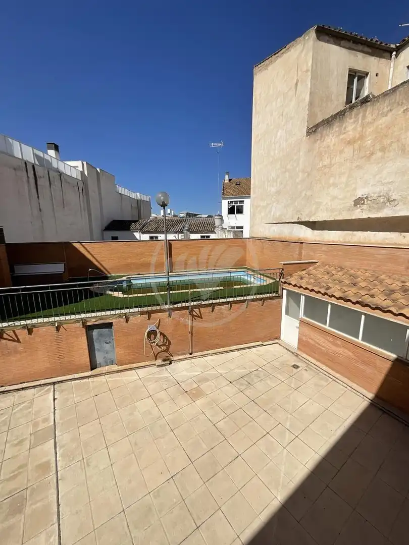 Schwimmbecken von Wohnung zum Verkauf in Linares mit Klimaanlage