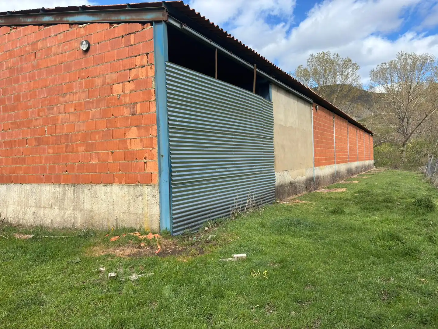 Vista exterior de Nave industrial en venta en Valdepiélago