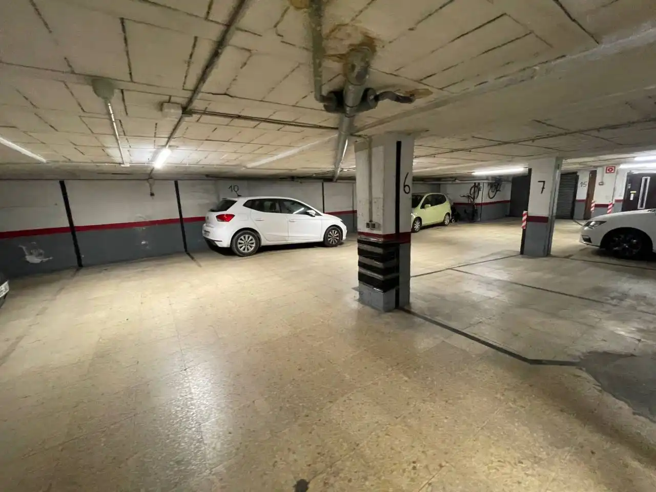 Parkplatz von Garage zum Verkauf in Vic