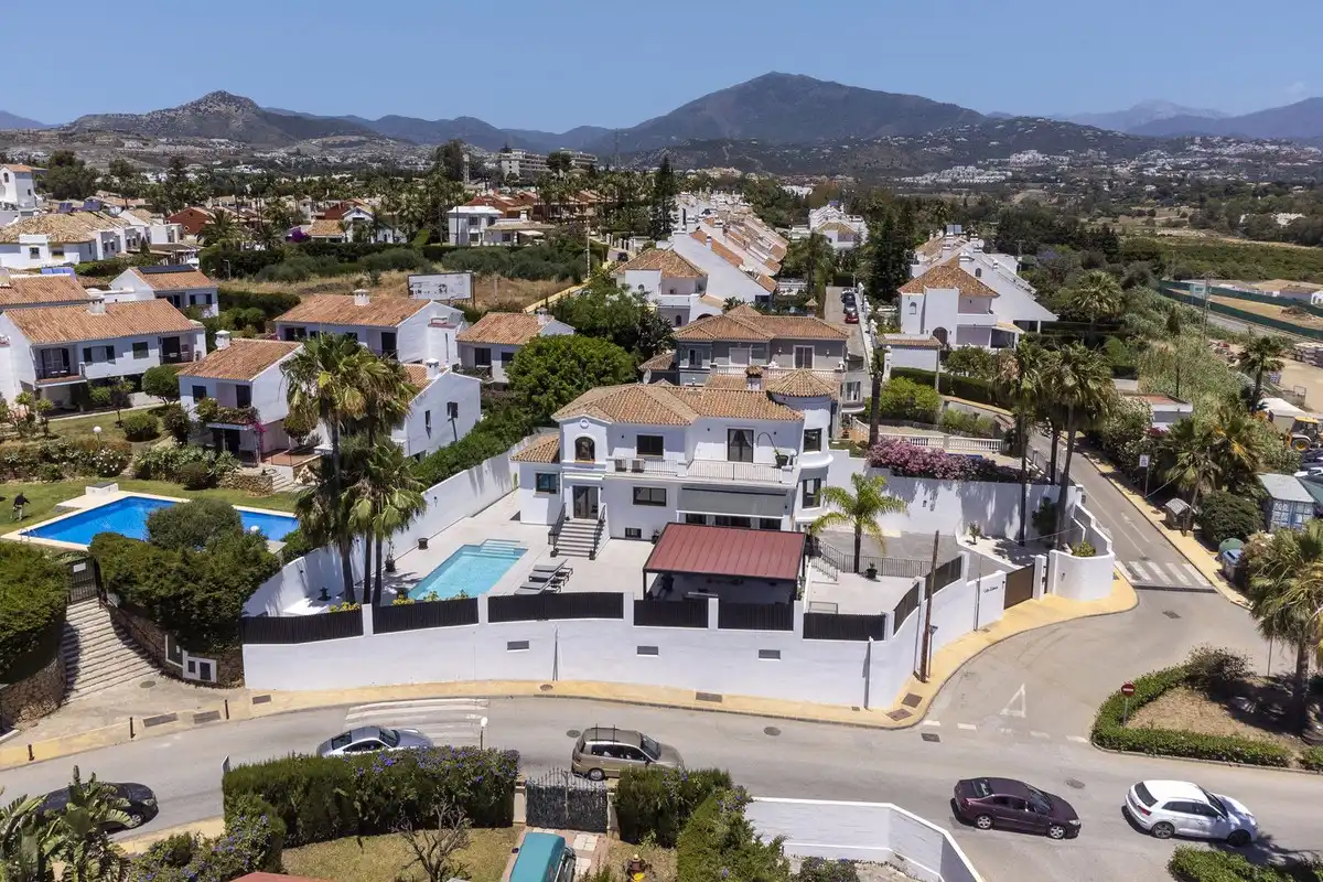 Chalet con piscina en venta en atalaya, imagen 2