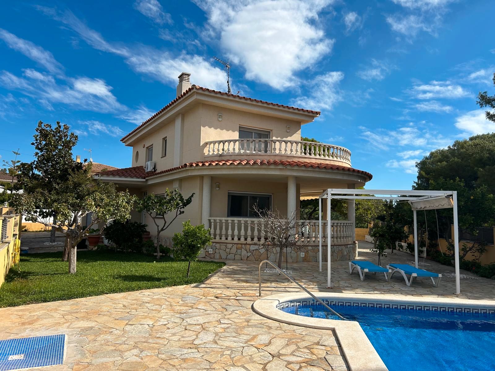 Vista exterior de Casa o xalet en venda en El Vendrell amb Jardí privat, Terrassa i Piscina