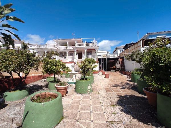 Vista exterior de Casa adosada en venda en Marbella amb Calefacció, Jardí privat i Terrassa