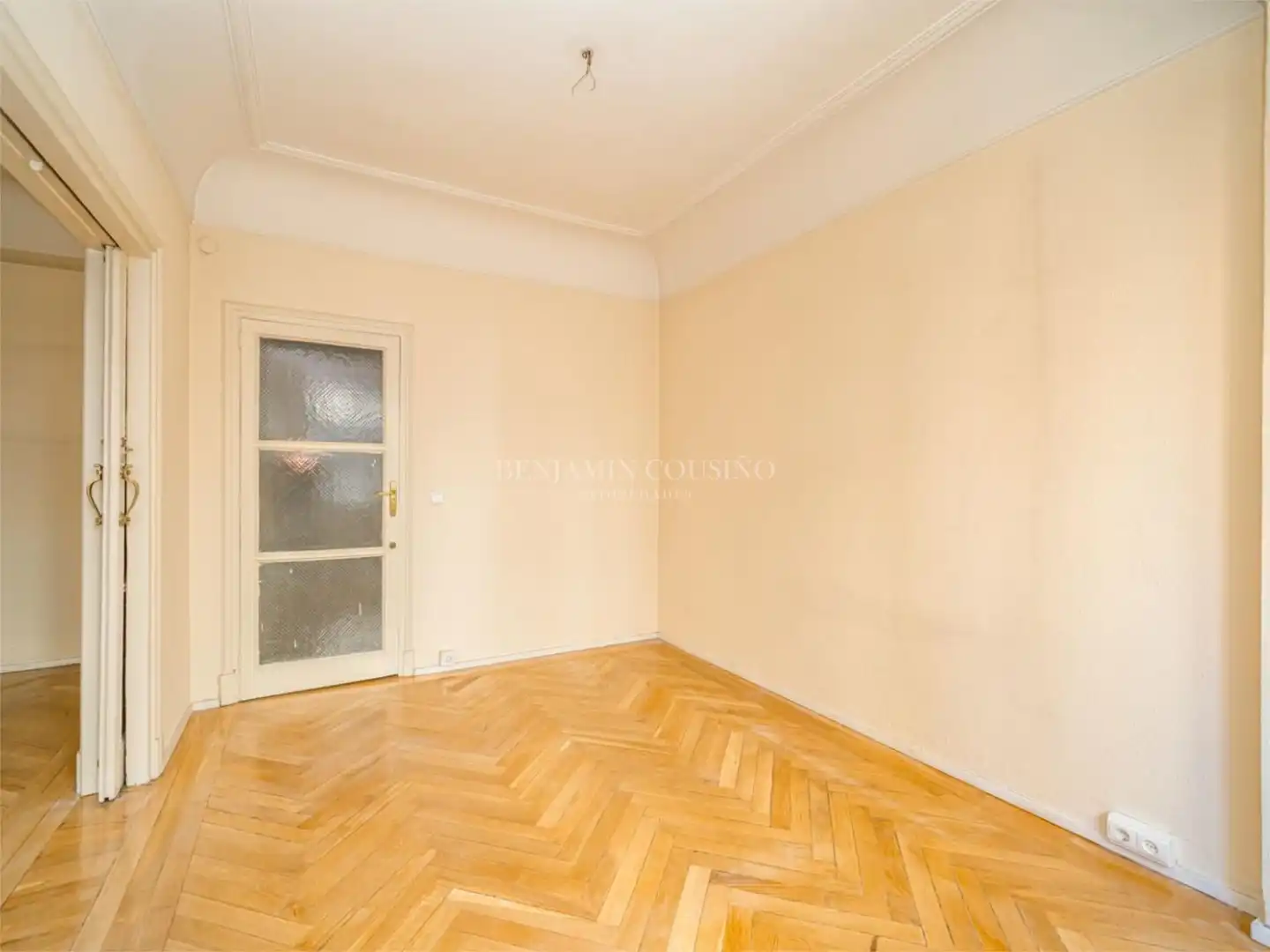 Habitación de Piso en venta en Madrid con Balcón