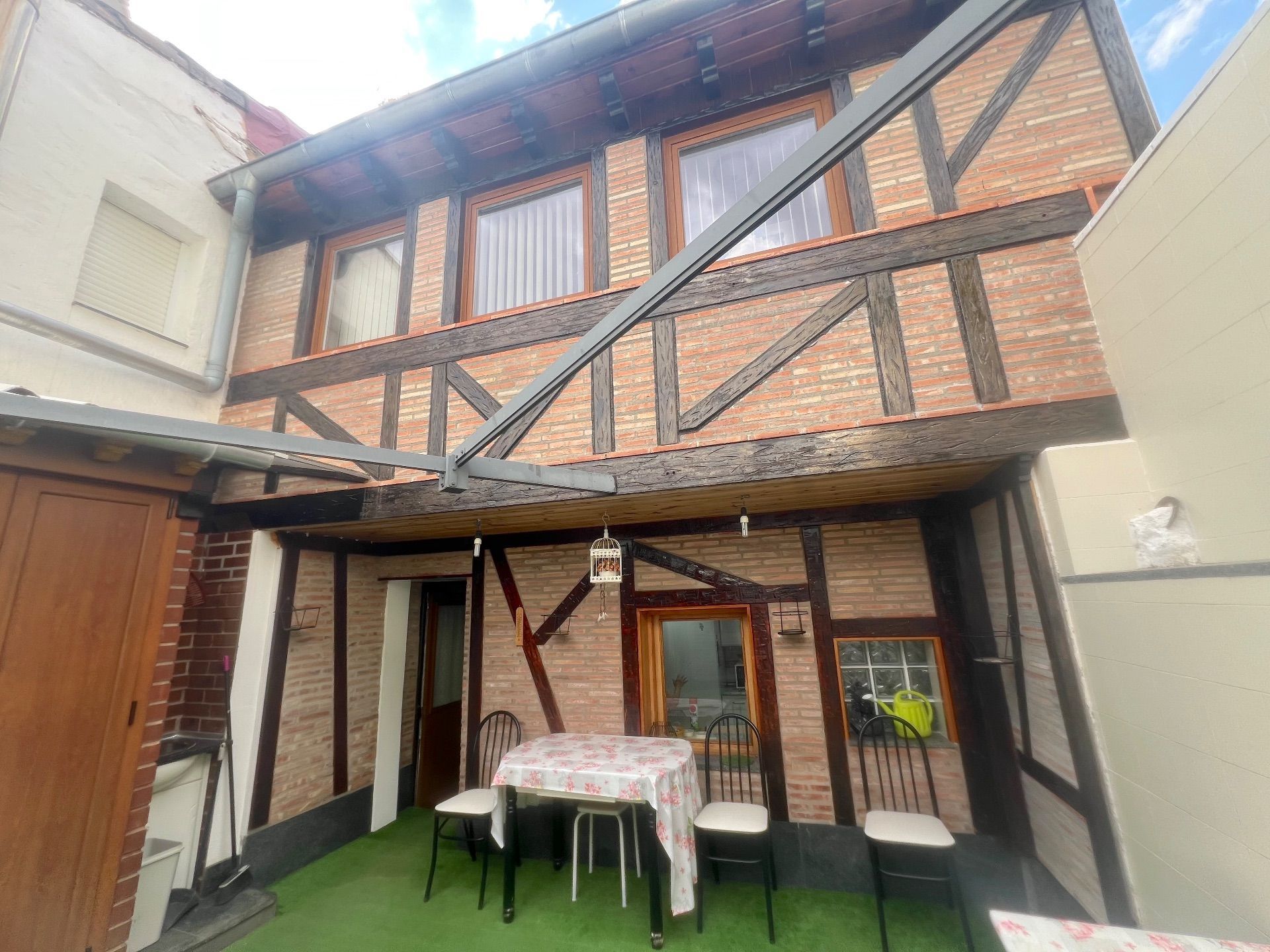 Vista exterior de Casa o xalet en venda en San Mamés de Burgos amb Calefacció, Jardí privat i Terrassa