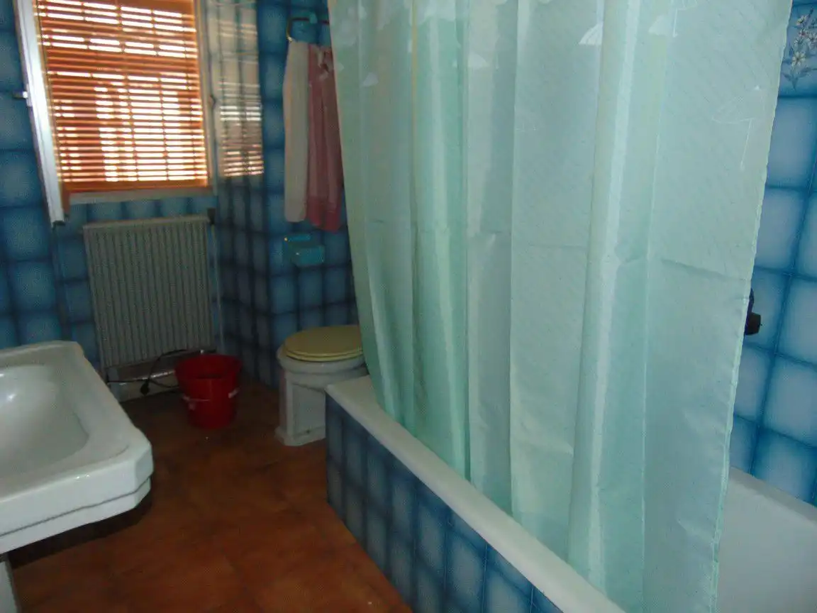 Bany de Casa o xalet en venda en Valdepeñas amb Calefacció, Terrassa i Traster