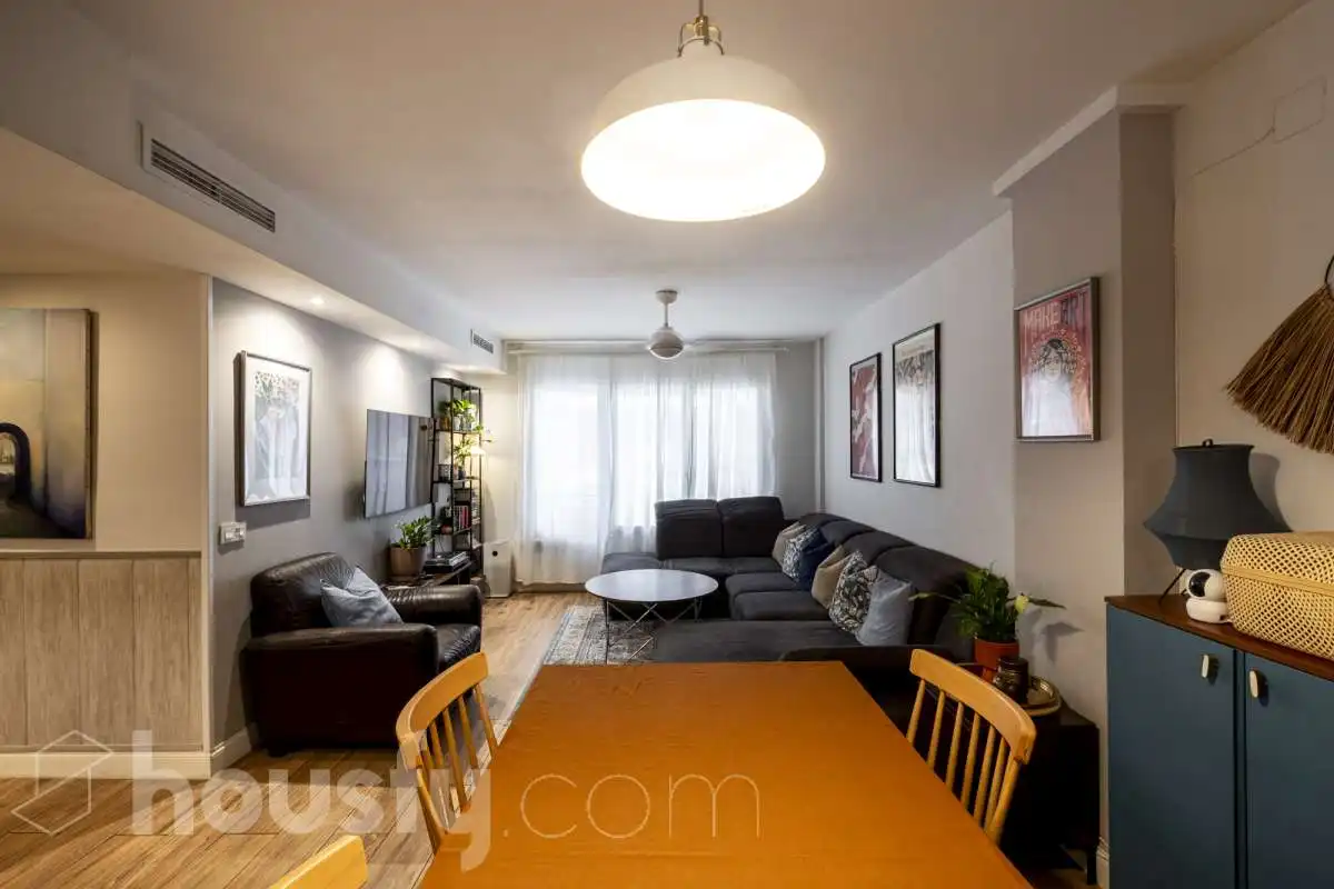 Piso con ascensor en venta en Calle Pintor serra santa .