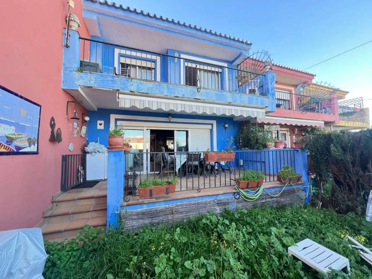 Vista exterior de Casa adosada en venda en Estepona amb Jardí privat, Terrassa i Moblat