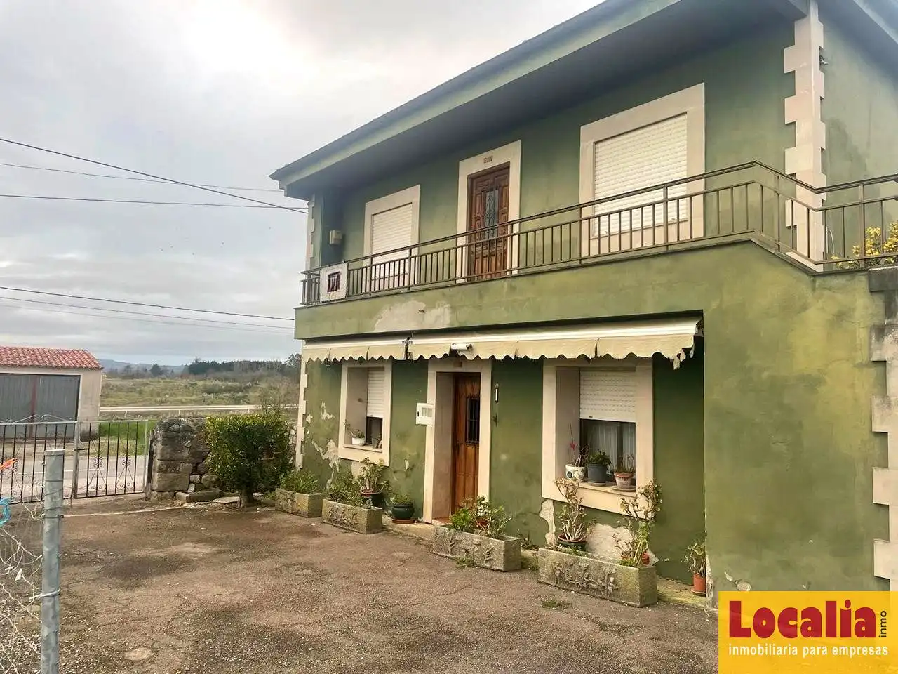 Vista exterior de Casa o xalet en venda en Torrelavega  amb Jardí privat i Traster