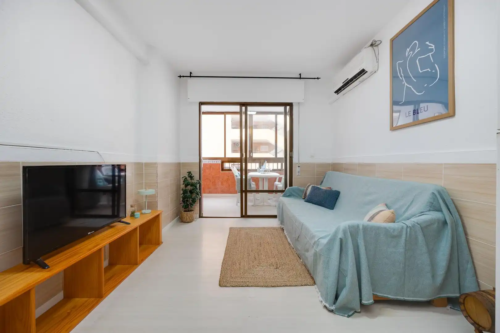Sala d'estar de Apartament en venda en Torrevieja amb Aire condicionat, Terrassa i Moblat