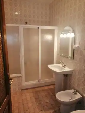 Badezimmer von Haus oder Chalet zur Miete in Yuncler mit Klimaanlage und Heizung
