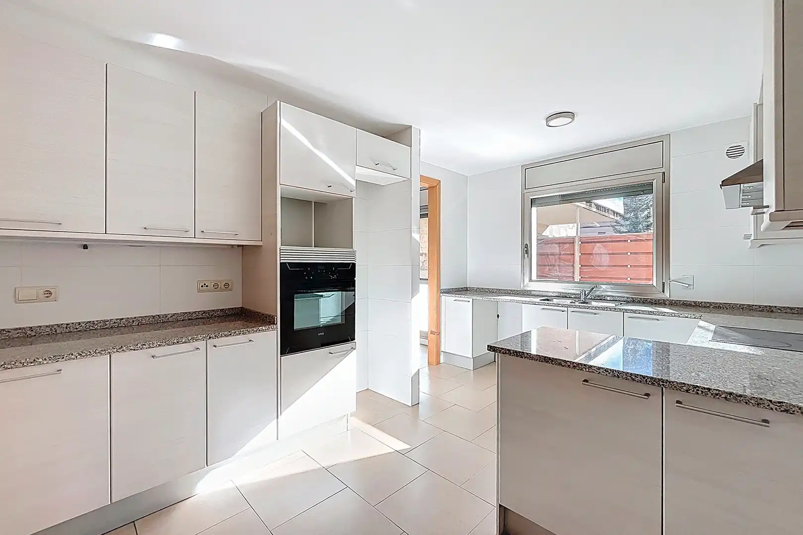 Cuina de Apartament en venda en Escaldes – Engordany amb Calefacció, Terrassa i Traster