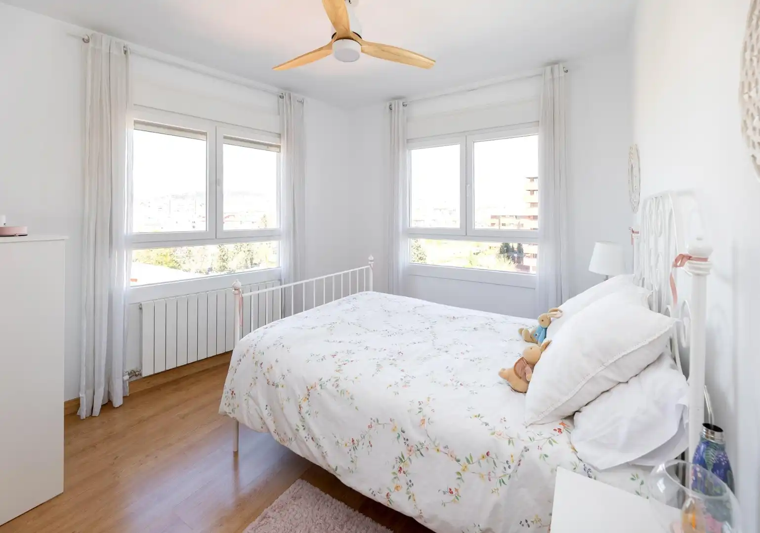 Bedroom of Flat for sale in Granada  with Air Conditioner, Heating and Community pool