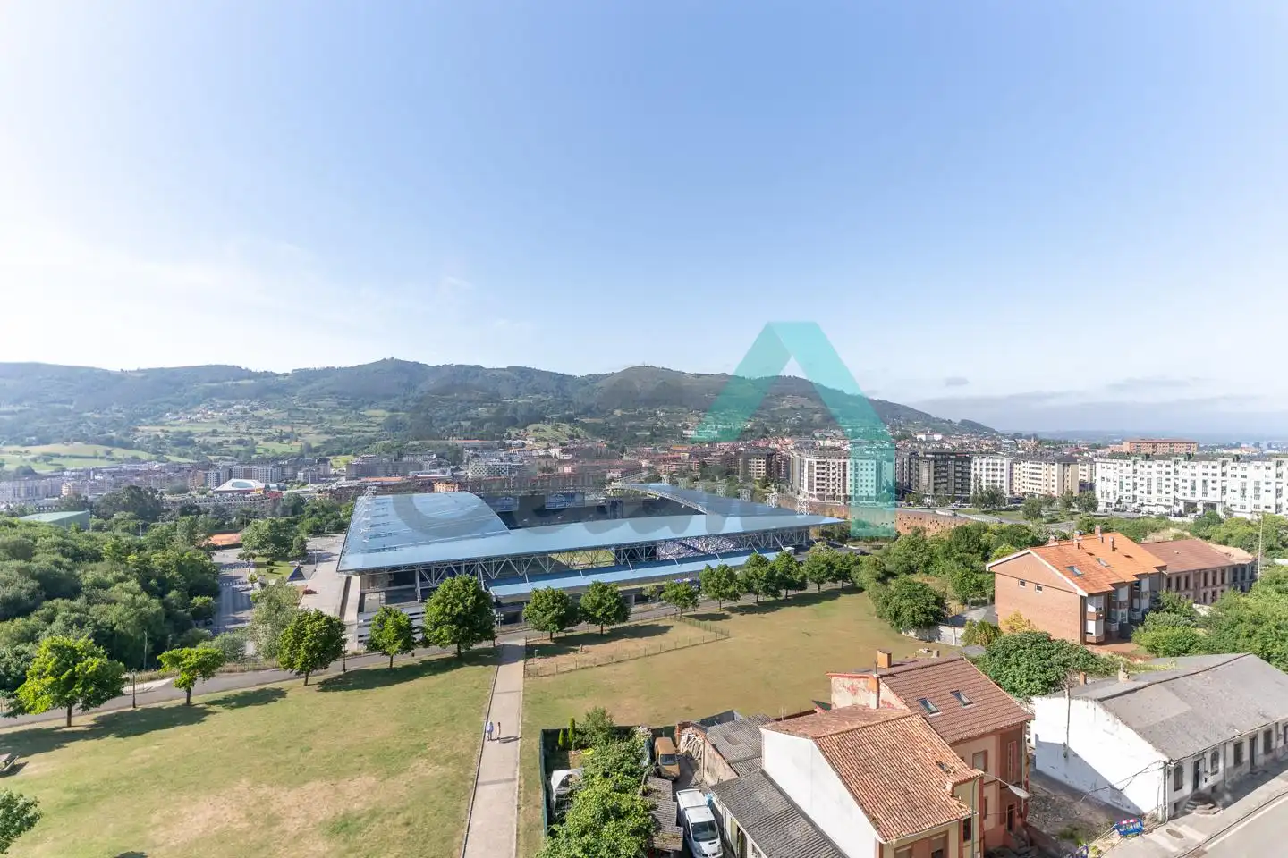 Aparcament de Pis de lloguer en Oviedo  amb Calefacció, Parquet i Terrassa