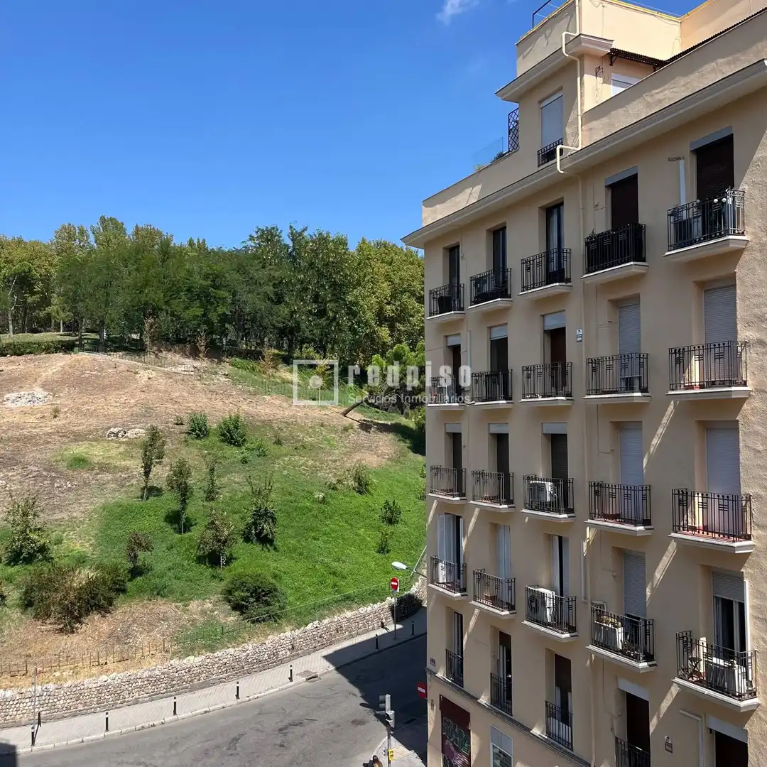 Außenansicht von Wohnung zur Miete in Madrid mit Heizung, Privatgarten und Parkett