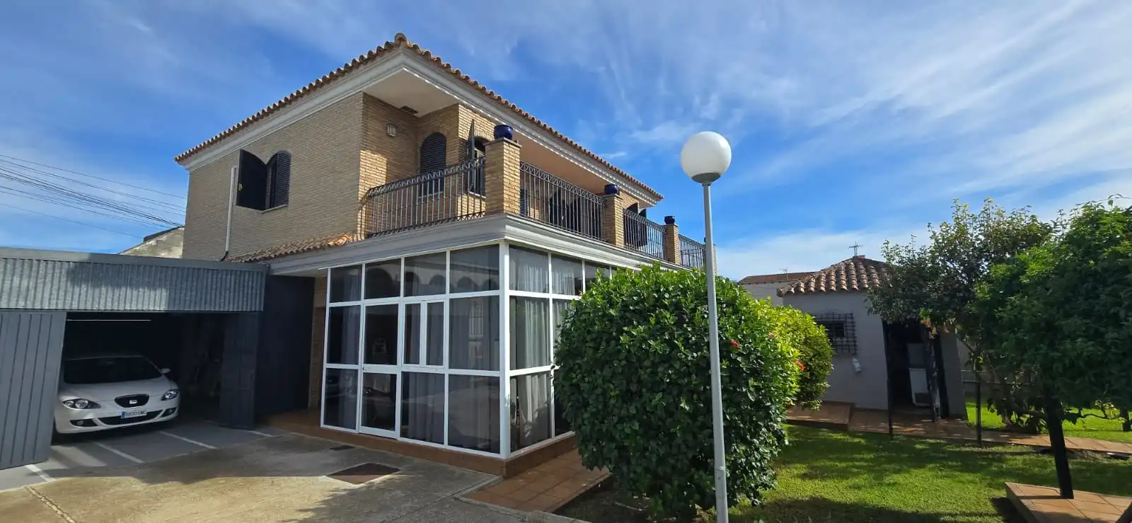 Vista exterior de Casa o xalet en venda en El Puerto de Santa María amb Aire condicionat, Jardí privat i Terrassa