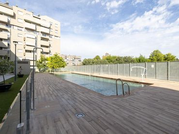 Pis amb piscina en venda a Avenida de la Ilustración 115