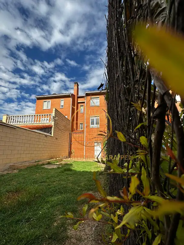 Jardí de Casa adosada en venda en Funes amb Traster
