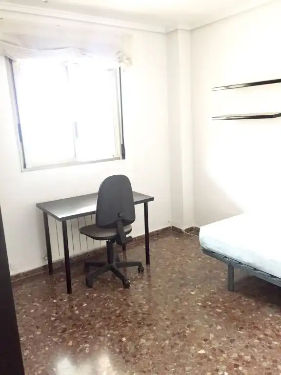 Habitación de Piso de alquiler en Valencia con Aire acondicionado, Calefacción y Trastero