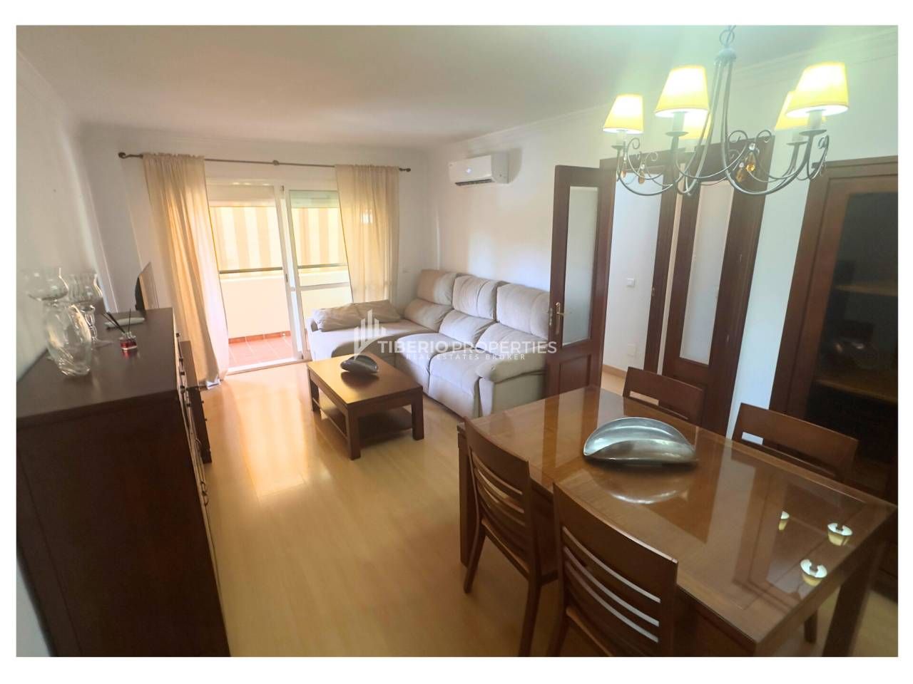 Living room of Flat to rent in Estepona  with Air Conditioner, Heating and Parquet flooring