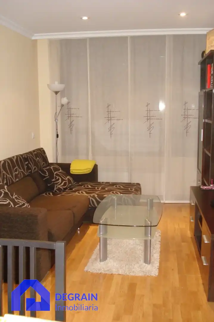 Sala de estar de Piso en venta en Oviedo  con Calefacción, Trastero y Balcón