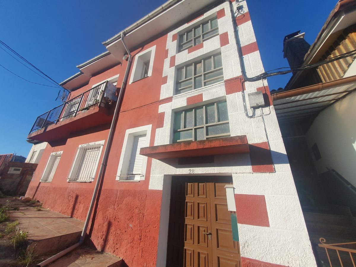 Vista exterior de Edifici en venda en Grado
