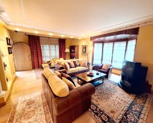 Sala d'estar de Casa o xalet en venda en Vitoria - Gasteiz amb Calefacció, Jardí privat i Traster