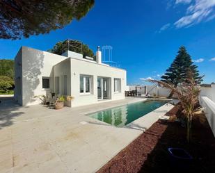 Vista exterior de Casa o xalet en venda en Chiclana de la Frontera amb Calefacció i Piscina