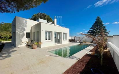 Vista exterior de Casa o xalet en venda en Chiclana de la Frontera amb Piscina