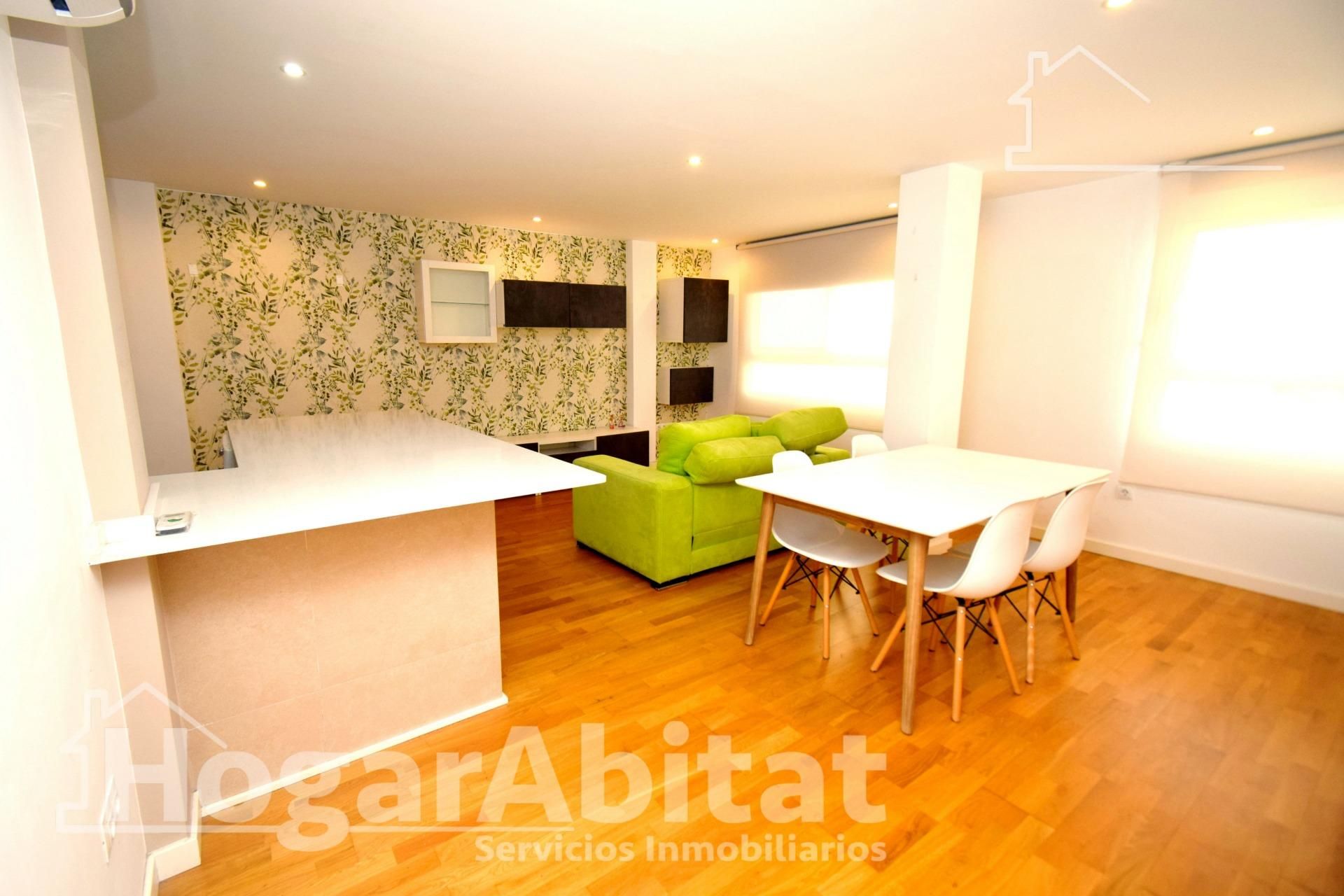 Living room of Flat for sale in  Valencia Capital  with Air Conditioner, Parquet flooring and Balcony